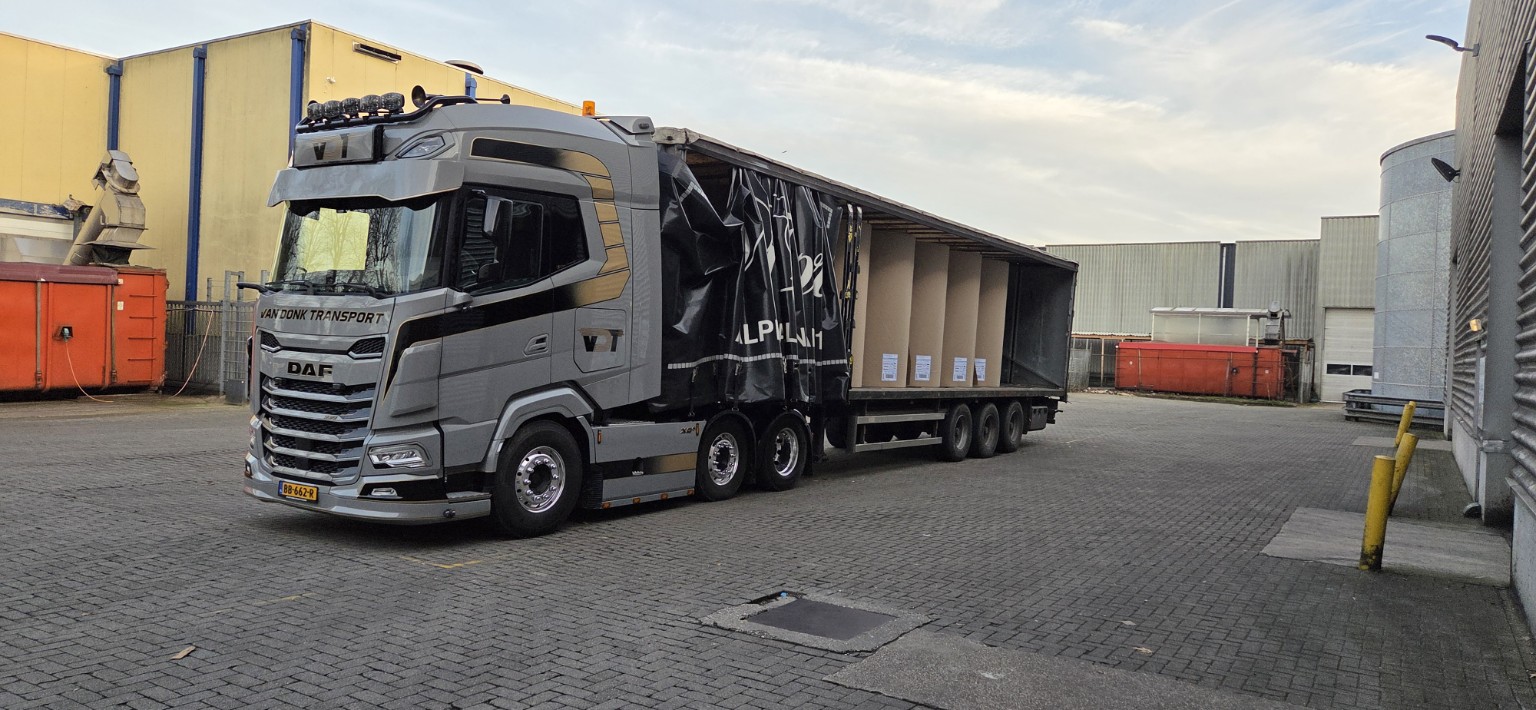DAF vrachtwagen van Van Donk Transport met oplegger