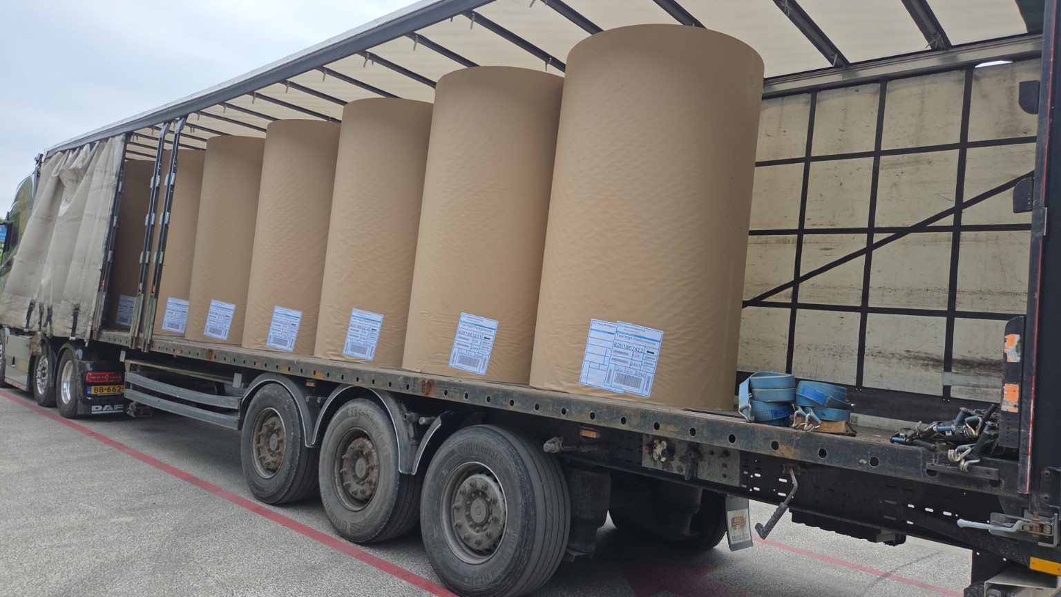 Grote papierrollen geladen in een trailer