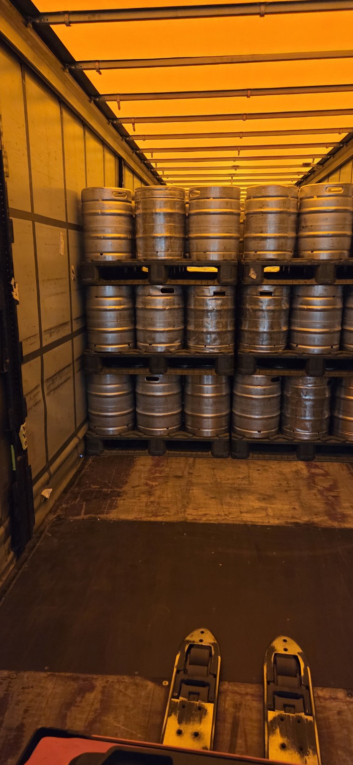 Vaten als complete lading in een trailer